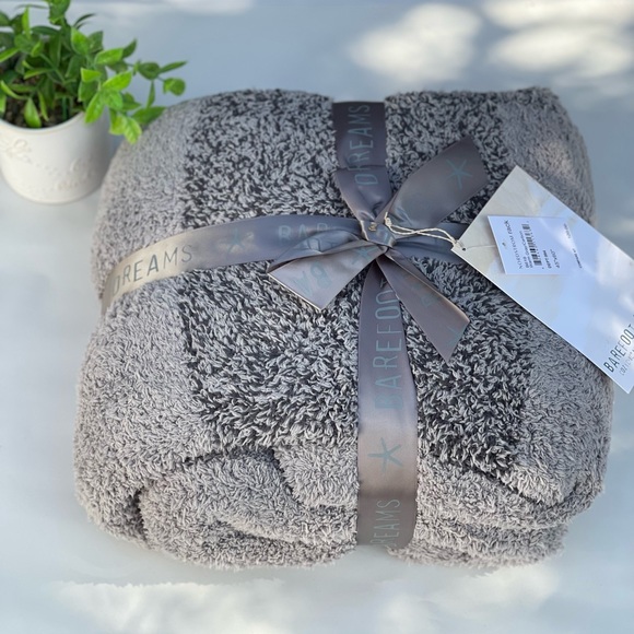 BAREFOOT DREAMS Cozychic blanket Warm Grey/ Carbon Brand new with tags - Picture 7 of 12
